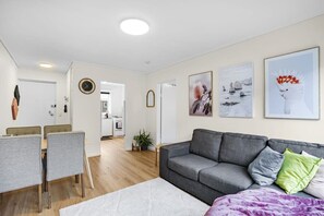 TV - Homey 1 bdrm Thornbury Apt. near restaurants+shops (Thornbury)