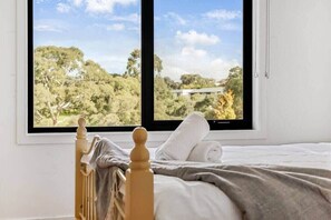 3 bedrooms, desk, WiFi, bed sheets