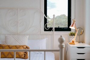 3 bedrooms, desk, WiFi, bed sheets