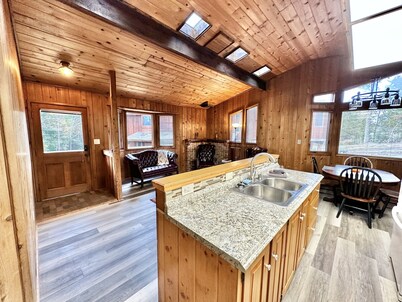 2br Queen Eagles Cabin in Campobello SC near upcoming Saluda Trail