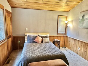 2 makuuhuonetta, silitysrauta/-lauta, ilmainen Wi-Fi, vuodevaatteet