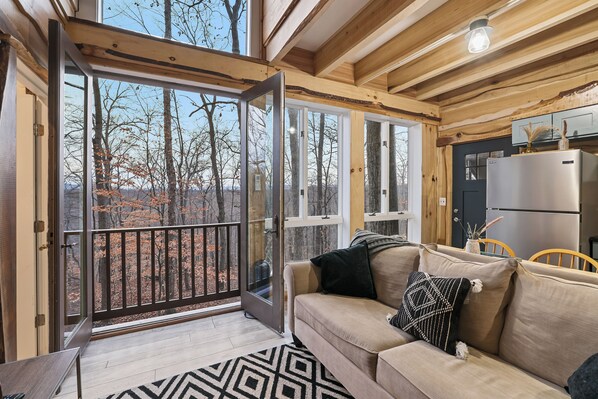 Smart TV - Magical Treehouse in Woods, Close many Wineries & Breweries, Pet Friendly! (Waterford)