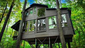 Exterior - Magical Treehouse in Woods, Close many Wineries & Breweries, Pet Friendly! (Waterford)