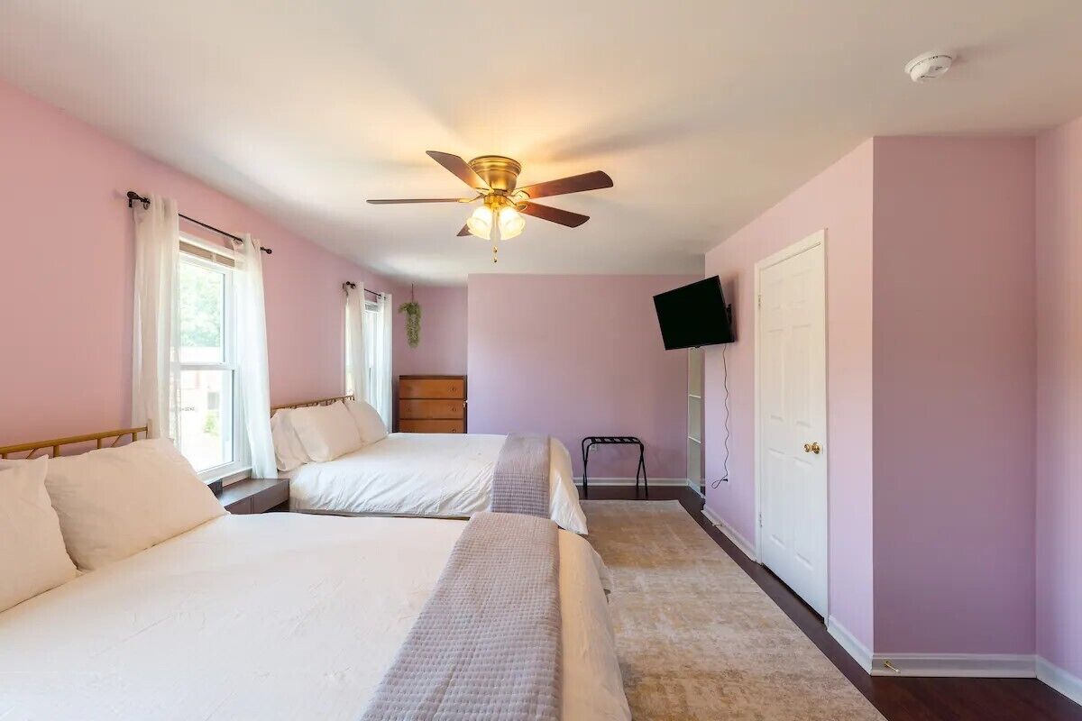 5 chambres, bureau, fer et planche à repasser, lit parapluie