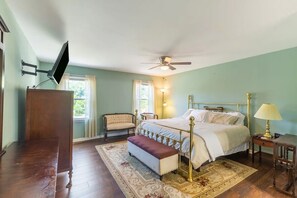 5 bedrooms, desk, iron/ironing board, travel cot - Large 5 BR 9 Beds Near DC/Pool/Hot Tub/Gym/Game Rm/Fire Pit (Bowie)