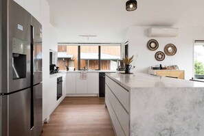 Refrigerador, microondas, horno y parrilla de estufa 
