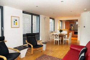 TV, offices - Inviting Flat with Parking in Canonmills (Edinburgh)