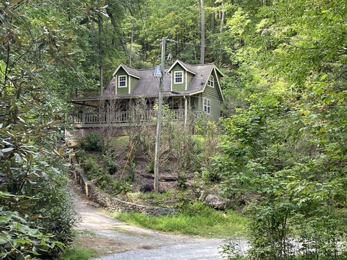 Falling Waters: Cozy Updated Cabin in the Woods