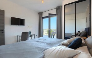 3 bedrooms, in-room safe, iron/ironing board, travel crib - Cozy home in Galizana (Galizana)