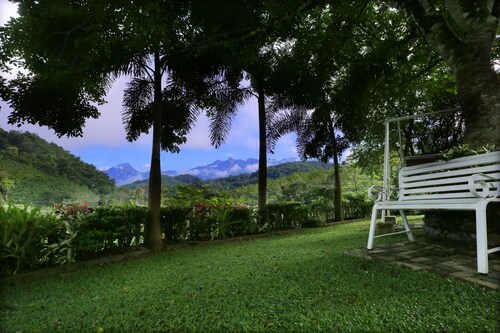 Relax in this spacious and serene space. Plenty of nature to enjoy. 