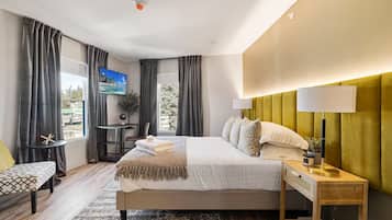 Suite | Mobiliario individual, escritorio, wifi gratis y ropa de cama