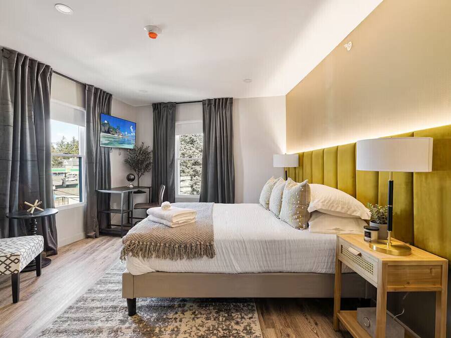 Suite | Mobiliario individual, escritorio, wifi gratis y ropa de cama