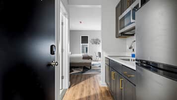 Suite | Escritorio, wifi gratis, mobiliario individual y ropa de cama