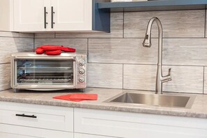 Fridge, microwave, coffee/tea maker, electric kettle - Rain Coast Retreat at Shawnigan Lake (Shawnigan Lake)