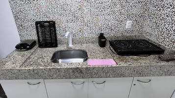 Huoneisto | Yksityinen keittiö | Jääkaappi, mikroaaltouuni, uuni, liesi