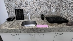 Apartment | Private kitchen | Fridge, microwave, oven, stovetop - Flat Frente Mar - Praia de Tabatinga (Conde)