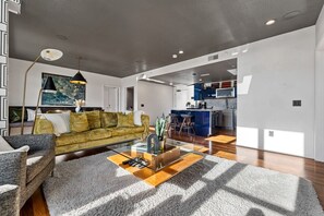 Smart-TV, Kamin, Bücher, Videothek