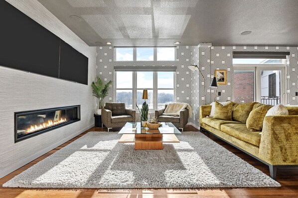 Smart-TV, Kamin, Bücher, Videothek