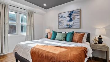 2 dormitorios, caja fuerte, escritorio y tabla de planchar con plancha