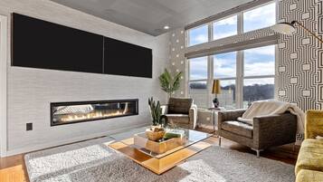 Una Smart TV, una chimenea, libros, un reproductor estéreo