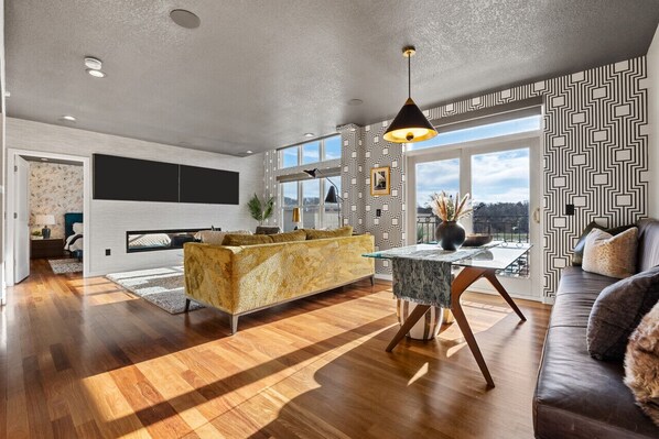 Smart TV, fireplace, books, stereo