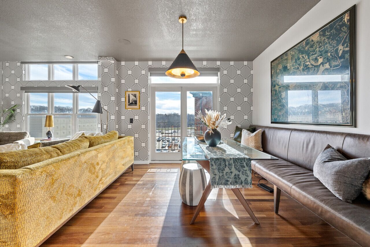 Smart TV, chimenea, libros y videoteca 