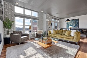 Smart-TV, Kamin, Bücher, Videothek