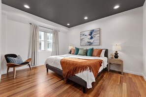 2 Schlafzimmer, Zimmersafe, Schreibtisch, Bügeleisen/Bügelbrett