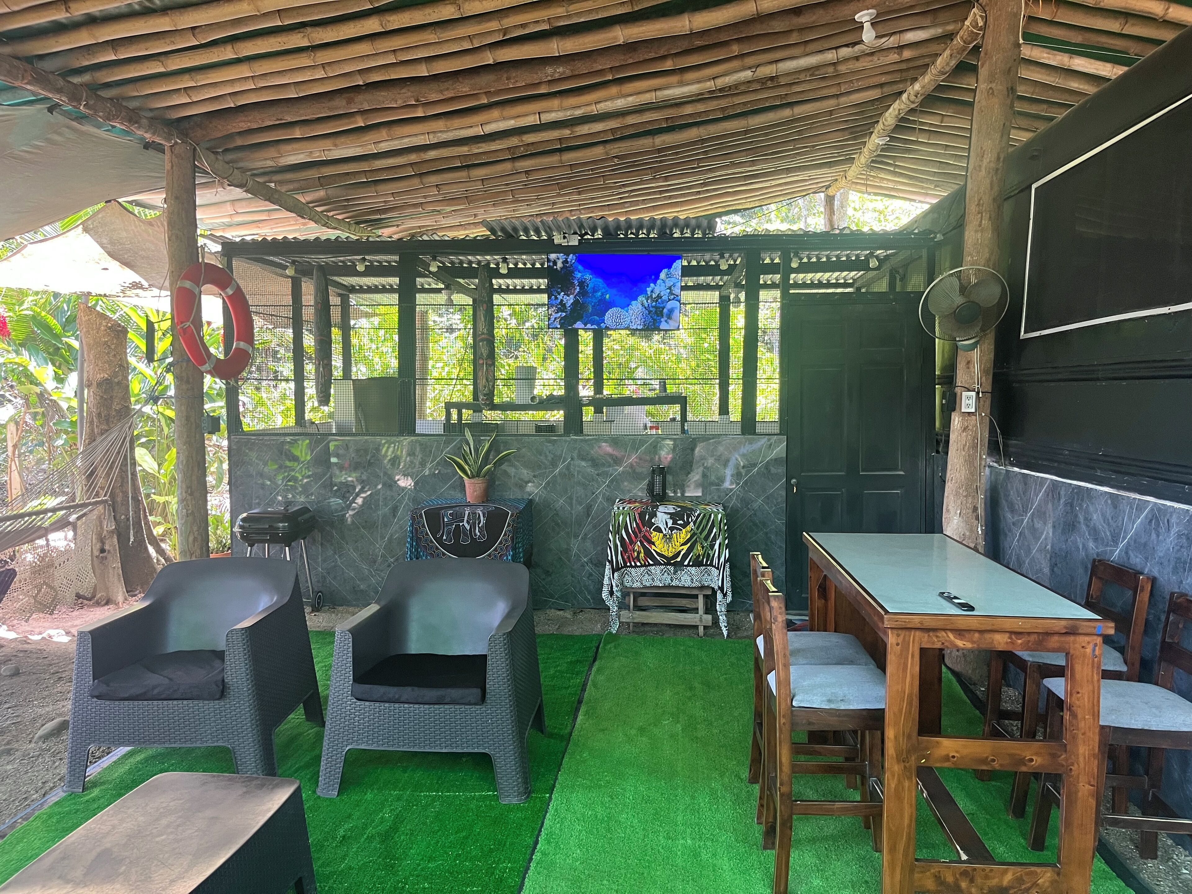 Familiehytte, 1 soverom, havutsikt | Oppholdsområde | En 32-tommers smart-TV med kabel-kanaler