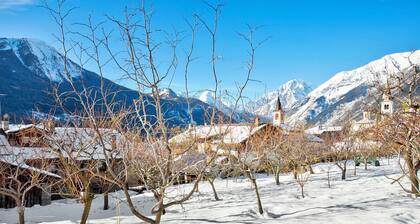 Chalet 'Vista Monte Bianco' with Mountain View, Shared Garden and Wi-Fi