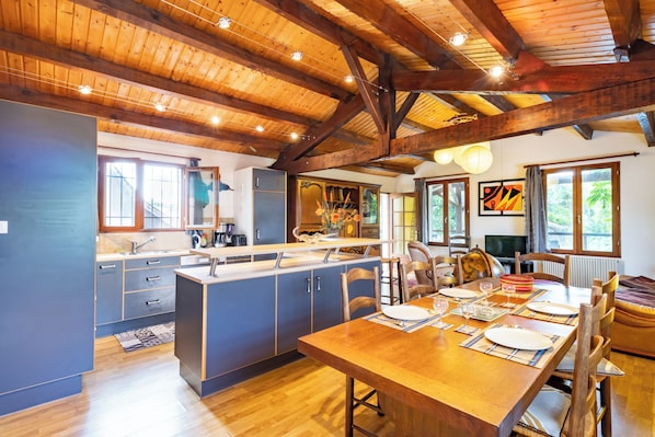 Dining - Holiday Home 'Maison De Caractères' with Private Pool, Private Terrace and Wi-Fi (Montpon-Ménestérol)