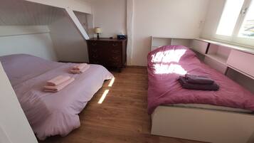 4 slaapkamers, een strijkplank/strijkijzer, gratis wifi, beddengoed