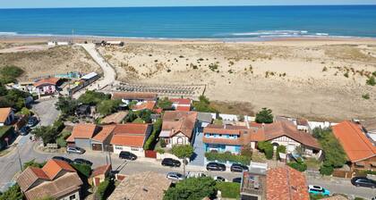 Holiday Home 'Beach Villa 14 Personnes' with Private Terrace, Wi-Fi and Air Conditioning