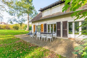 Outdoor dining - Vacation Home "Moments Conviviaux À 20' De Disney" with 3 Private Terraces & Wi-Fi (SAINTS)