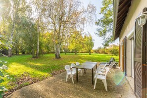 Outdoor dining - Vacation Home "Moments Conviviaux À 20' De Disney" with 3 Private Terraces & Wi-Fi (SAINTS)