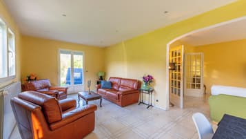 TV, fireplace, DVD player