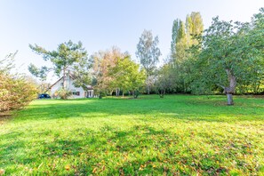 Una casa con prato e alberi.