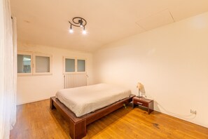 3 bedrooms, iron/ironing board, free WiFi, bed sheets - Vacation Home "Moments Conviviaux À 20' De Disney" with 3 Private Terraces & Wi-Fi (SAINTS)