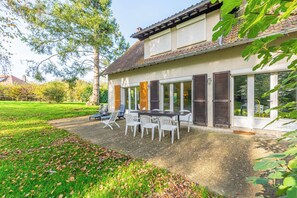 Outdoor dining - Vacation Home "Moments Conviviaux À 20' De Disney" with 3 Private Terraces & Wi-Fi (SAINTS)