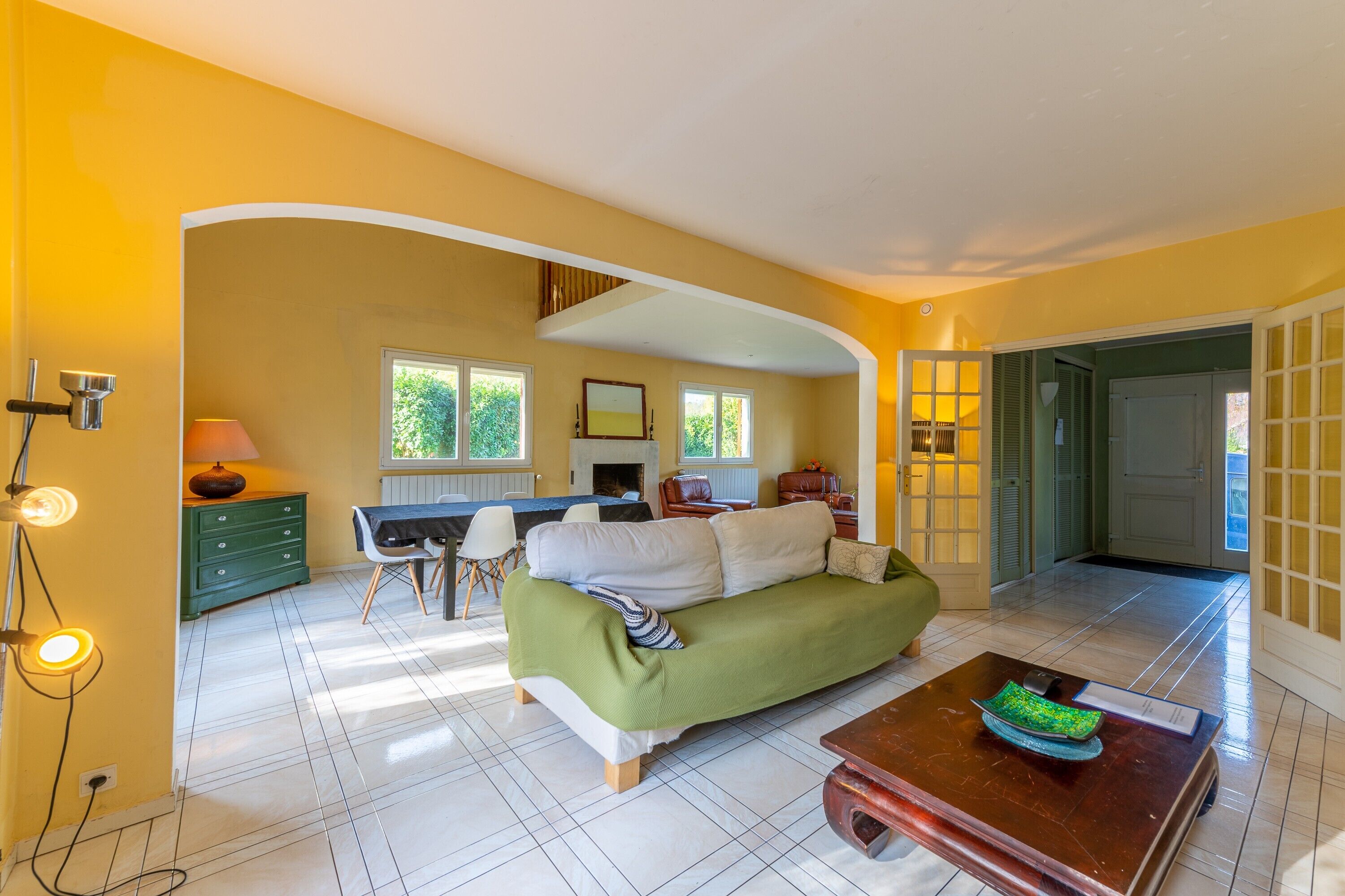 電視、壁爐、DVD 播放機