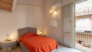 1 habitación, tabla de planchar con plancha y ropa de cama