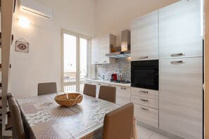 Dining - Holiday Home 'Sea Castle' with Sea View, Balcony and Air Conditioning (Castellammare del golfo)