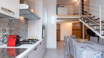 Fridge, oven, stovetop, coffee/tea maker