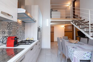 Fridge, oven, stovetop, coffee/tea maker - Holiday Home 'Sea Castle' with Sea View, Balcony and Air Conditioning (Castellammare del golfo)
