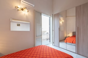 1 bedroom, iron/ironing board, bed sheets - Holiday Home 'Sea Castle' with Sea View, Balcony and Air Conditioning (Castellammare del golfo)