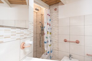Shower, hair dryer, towels - Holiday Home 'Sea Castle' with Sea View, Balcony and Air Conditioning (Castellammare del golfo)