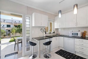 Fridge, microwave, oven, stovetop - Villa 'Alonzo' with Private Pool, Wi-Fi and Air Conditioning (Albufeira)