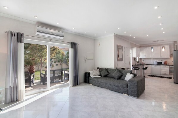 TV - Villa 'Alonzo' with Private Pool, Wi-Fi and Air Conditioning (Albufeira)