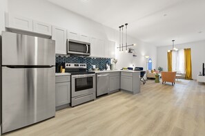 Fridge, microwave, oven, stovetop - Contemporary Luxury 1BR/EWR/Nyc/Prudential (Elizabeth)