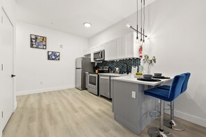 Fridge, microwave, oven, stovetop - Contemporary Luxury 1BR/EWR/Nyc/Prudential (Elizabeth)